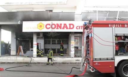 Violento incendio al Conad di via Corigliano