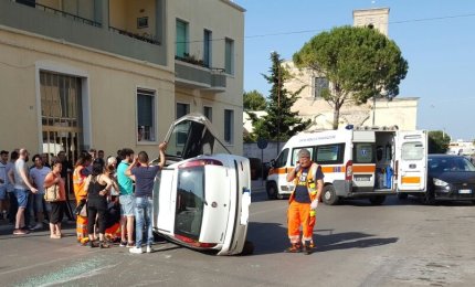 Bloccata nell'auto rovesciata esce con l'aiuto del padre