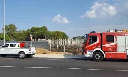 Le fiamme minacciano un asilo su via Noha