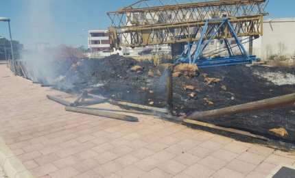 A fuoco l'ultimo pezzo di staccionata 