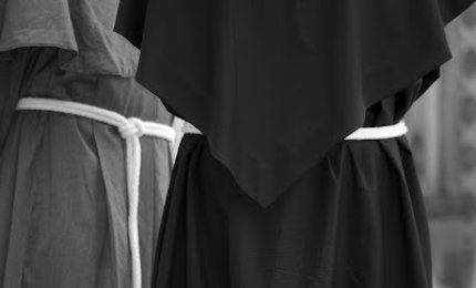 Sotto il saio niente