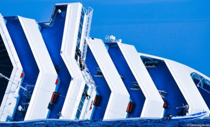 L'emozionante racconto tecnico del recupero della Costa Concordia nelle foto di Serena Galvani