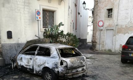 Auto a fuoco nella notte in pieno centro storico