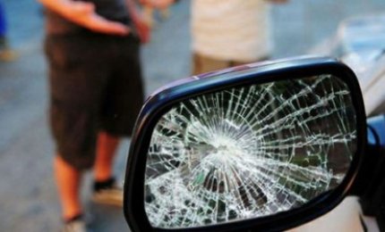 "Mi hai rotto lo specchietto, dammi 50 euro"