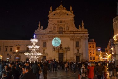 Le luci si accendono e i bambini invadono piazza San Pietro chiusa al traffico