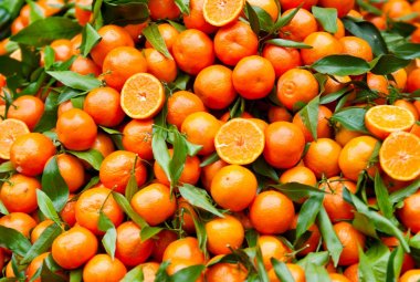 Crollano i prezzi degli agrumi in campagna e salgono nei mercati