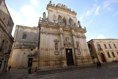 Denunciati due giocolieri dopo il furto in un locale