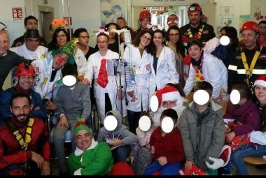 I Vigili del Fuoco diventano Babbo Natale per i giovanissimi pazienti di Pediatria del Fazzi