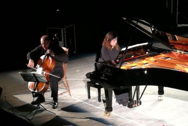 Valeria Fasiello e Anton Niculescu emozionano il "Chiostro" con le armonie di Bach
