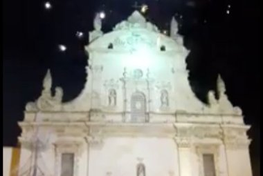 Sparano fuochi d'artificio dal sagrato della Chiesa Madre