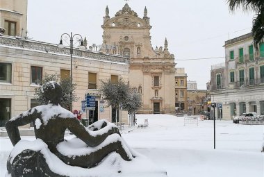 Le Scuole di ogni ordine e grado domani rimarranno chiuse. La Protezione Civile invita a limitare l'uso dell'auto solo ai casi di estrema necessità