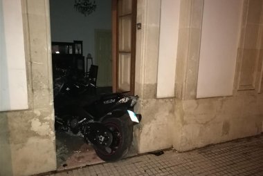 Moto si infila in una casa in via Diaz, il centauro ricoverato al Vito Fazzi
