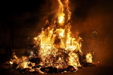 Qualcosa non va nello scoppio del petardo, 40enne perde la mano sinistra