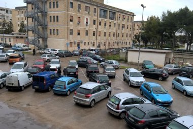 Parcheggi selvaggi, sotto la lente l'ospedale