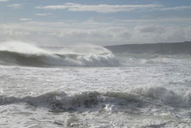 Studio del mare in 3D e si scoprono frequenti onde alte
