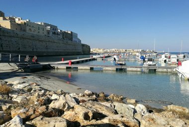 "I pontili galleggianti non dovranno essere smontati", il Tar dà ragione al Comune di Otranto