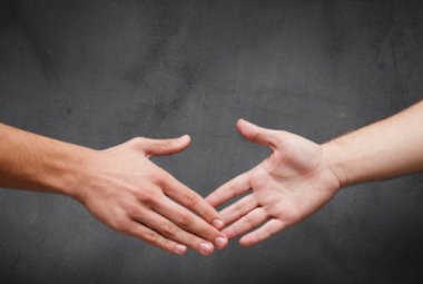 Una stretta di mano da donna a donna
