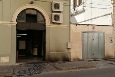 Fiamme nella notte nel Punto Enel di via Soleto