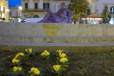 La 'Pupa' si illumina di rosa per festeggiare l'8 marzo