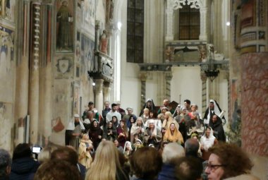 Emozione e raccoglimento nella Via Crucis vivente tenutasi nella Basilica Orsiniana