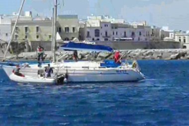 Barca a vela soccorsa dalla Guardia Costiera di Gallipoli