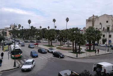 Strisce blu e parcheggi con tolleranza zero