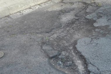 "Commissario non se ne vada senza aver fatto riparare le buche di via della Ceramica!"