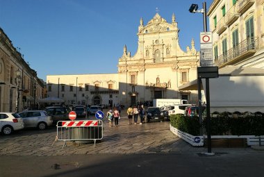 Centro antico aperto al traffico e commercianti (quasi) tutti contenti