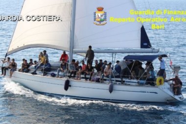 Salvati 70 migranti al largo di Torre Rinalda