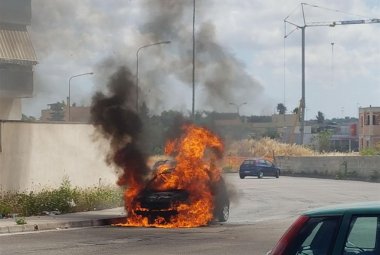 Riesce ad abbandonare l'auto poco prima che venga avvolta dalle fiamme
