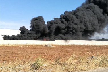 Il M5S scrive al Comune per avere notizie sull'incendio nella zona industriale di Galatina