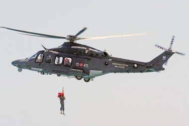 Esercitazione di salvataggio in mare per gli allievi della scuola di volo di Galatina
