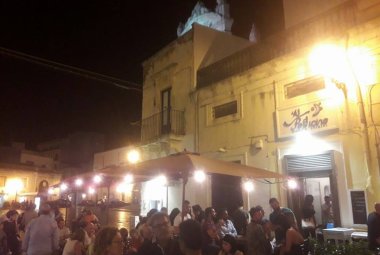 Un normale controllo di Polizia in un locale di via Garibaldi a Galatina scatena il popolo di facebook