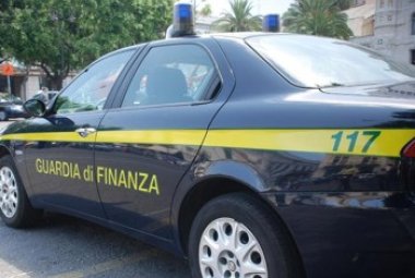 Vasta operazione della Finanza contro l'abusivismo commerciale in Puglia