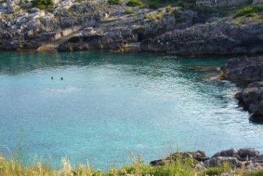 I Carabinieri salvano un pescatore caduto in mare e il suo soccorritore