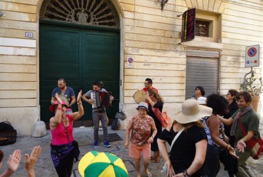 Turisti brasiliani a Galatina. Ci vuole poco per vivere di turismo non solo in estate