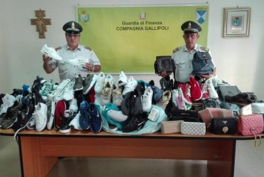 Sequestrate centinaia di scarpe e borse contraffatte