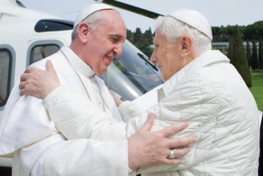 Lo storico incontro fra due Papi