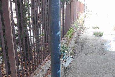 Fili scoperti in un palo dell'illuminazione, pericolo in via Silla a Galatina