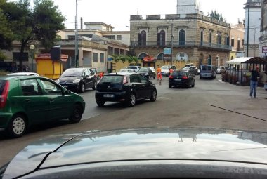 Traffico in tilt in piazzale Stazione
