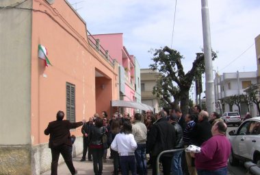 La targa del Rione Italia è al suo posto. Parte il censimento delle buche