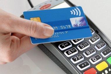 Fa acquisti con un bancomat trovato per caso, denunciata galatinese