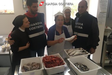 Sequestrati prodotti ittici e donati alla mensa Caritas di Galatina 