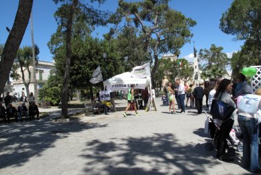 Grillini galatinesi in piazza contro il Rosatellum