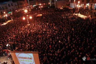 Arrendetevi, siete circondati! Abbiamo proprio bisogno di un Grillo