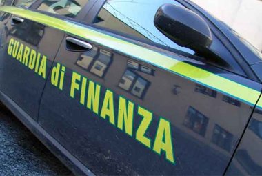 Per dieci anni ha percepito l'assegno sociale pur residendo stabilmente in Uruguay. Denunciato