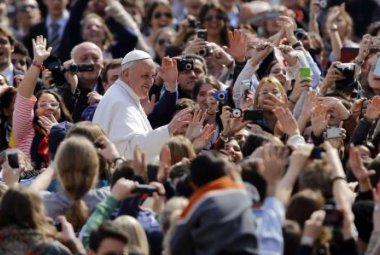 Prima udienza generale di Papa Francesco: "Seguire Gesù vuol dire imparare ad uscire da noi stessi"