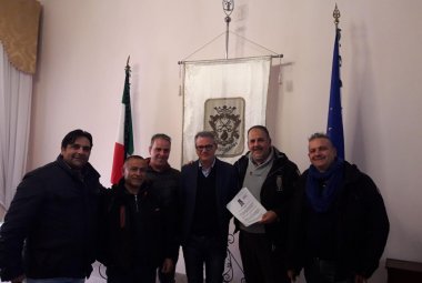 Una postazione fissa dei Vigili Urbani al Rione Italia. La petizione consegnata al Sindaco
