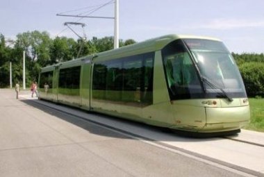 All'orizzonte si intravede la metropolitana di superfice