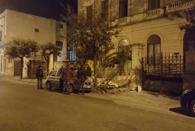 Il vento abbatte una palma in via Montegrappa, danneggiata un'auto